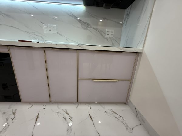 Tủ Bếp Nhôm Cánh Kính Màu Hồng - Ảnh 6