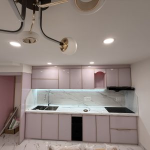 Tủ Bếp Nhôm Cánh Kính Màu Hồng